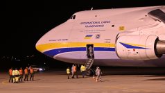 Ukrajinský letoun Ruslan po příletu na letiště v Pardubicích