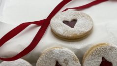 Klasické vánoční cukroví - linecká ořechová kolečka z Vídně
