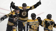 Radost hráčů Bostonu Bruins po vstřelení branky v prodloužení utkání proti Columbusu v rámci prvního zápasu druhého kola play-off