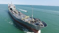 Íránské revoluční gardy do své námořní flotily nově zařadily válečnou loď, jež může přepravovat vrtulníky, odpalovací zařízení pro rakety a drony