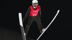 Český skokan na lyžích Roman Koudelka na středním můstku v olympijském Pekingu