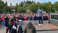 Nová politická hvězda Péter Magyar na náměstí v Komló