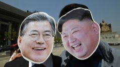 Demonstrace v centru Soulu na podporu mezikorejského summitu a sjednocení Korejí. Někteří účastníci si na obličej nasadili papírové tváře Mun Če-ina a Kim Čong-una. Je 25. dubna 2018, dva dny před napjatě očekávaným summitem v Pchanmundžomu; v pozadí socha jedné z nejslavnějších osobností korejských dějin, krále Sedžonga Velikého.