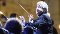 Jedenasedmdesátiletý Američan ruského původu vede orchestr od roku 2018, kdy nahradil zemřelého Jiřího Bělohlávka a stal se čtvrtým zahraničním šéfdirigentem nejvýznamnějšího českého orchestru od roku 1989.