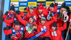 Český tým slaví s Michalem Novákem zisk jeho stříbrné medaile ze závodu na 20 kilometrů volnou technikou ve finské Ruce