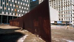 Tilted Arc (Nahnutý oblouk), stěna z rezivějící oceli, čeká 11. března 1989 na odstranění - Federal Plaza, Manhattan, New York
