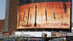 Muž v íránském Teheránu prochází kolem propagandistického plakátu