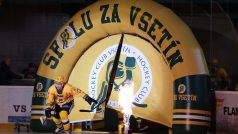 Nástup hokejistů na led ve Vsetíně provází show