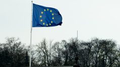 Vlajka EU na budově úřadu vlády