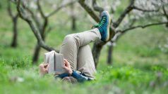 Vášniví čtenáři si do trávy lehli s knihou