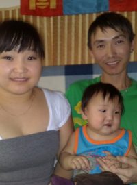 Mongolské dítě s rodiči.