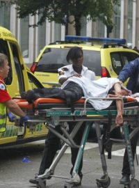 Norští záchranáři odvážejí jednoho ze zraněných po bombovém útoku v Oslu