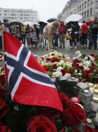Norsko je v šoku. Mezi truchlící pozústalé i přeživší přijel premiér i královský pár