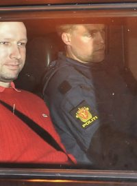 Anders Behring Breivik (vlevo) odjíždí v policejním autě od soudu.