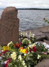 Pietní místo na místě pátečního masakru na norském ostrově Utöya