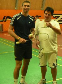 Badmintonista Petr Koukal a Pavel Petr (s míčkem) před tréninkem