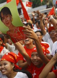 Příznivci Národní ligy pro demokracii se radují při sčítání hlasů; Barma; volby; Su Ťij