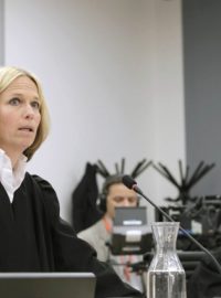 Žalobci Inga Bejer Enghová a Svein Holden u soudu v Oslu při závěrečné řeči
