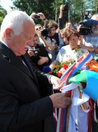 Prezident Klaus přivazuje trikolóru na prapor štafety Ravensbrück-Ležáky