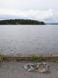 Norský ostrov Utöya. Vzpomínka u mola, odkud přijel Breivik