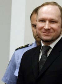 Norský masový vrah Anders Breivik se po vynesení rozsudku usmíval