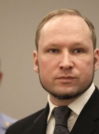 Anders Behring Breivik vyslechl rozsudek, za pumový útok a zabití 77 lidí dostal 21 let vězení