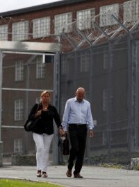 Breivikovi obhájci Geir Lippestad (vpravo) a Vibeke Hein Baera odcházejí z věznice Ila