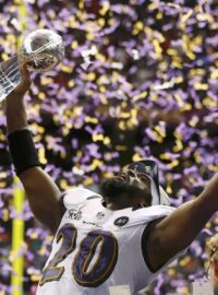 Hráč týmu Baltimor Ravens se raduje ze zisku Super Bowlu