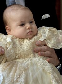 Malý britský princ George byl dnes pokřtěn