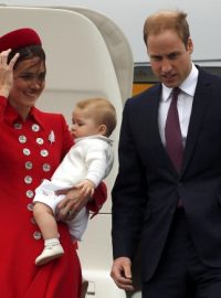 Vévodkyně z Cambridge Kate s manželem, princem Williamem, a synem, princem Georgem, vystupují z letadla po přistání ve Wellingtonu na Novém Zélandě