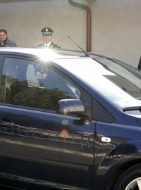 Papež František mává při příjezdu do římské věznice Rebibbia