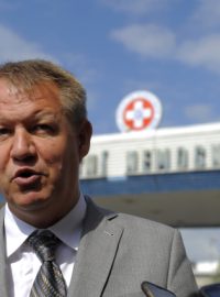 Ministr zdravotnictví Svatopluk Němeček oznámil novinářům před nemocnicí v Hradci Králové negativní výsledky testů pacienta s podezřením na MERS