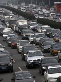 Z Pekingu míří na Nový lunární rok statisíce Číňanů, přeplněné jsou i dálnice
