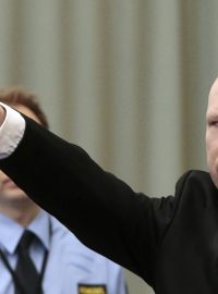Anders Breivik při příchodu k soudu