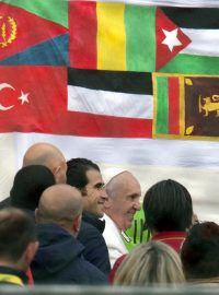 Papež František při příjezdu do azyového centra v Castelnuovo di Porto