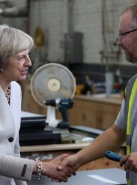 Britská premiérka Theresa Mayová na návštěvě londýnské továrny