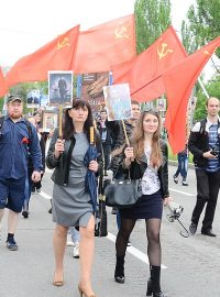 Sovětské vlajky v průvodu v Doněcku