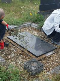 Dobrovolníci uklízejí židovský hřbitov v Holešově