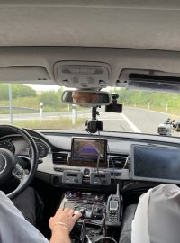 Na pronásledování kradených aut musí být neustále připraveni policisté z dálničního oddělení v Pravech u Hradce Králové