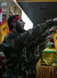 Příslušník hnutí Hizballáh skládá přísahu u rakve spolubojovníka, který zemřel při střetech na libanonsko-izraelském pomezí