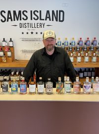 Mads Nielsen si na dánském ostrově Samsø založil palírnu alkoholu, ve které se nebojí experimentovat