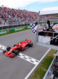 Němec Sebastian Vettel ve Ferrari vyhrává Velkou cenu Kanady