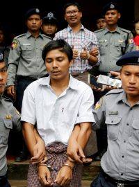 Ocenění a odsouzení novináři Reuters odváděni z budovy barmského soudu. Ťjo Sou U (blíž) a Wa Lone