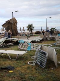 Na severořeckém poloostrově Chalkidiki, kde si ve středu silné bouře vyžádaly sedm obětí, včetně dvou Čechů, pokračují s odstraňováním škod