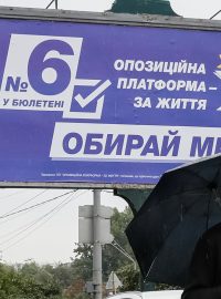 Předvolební billboard proruské ukrajinské strany Opoziční platforma - Za život slibující mír