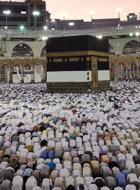 Pouť do Mekky - jeden z pěti pilířů islámu. Uprostřed Kába uvnitř Velké mešity v Mekce v Saúdské Arábii. Fotografie z roku 2019