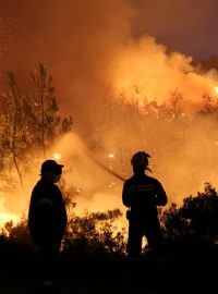 „Na Euboji máme plameny vysoké 20 až 30 metrů,“ řekl podle ČTK v řeckém rozhlase mluvčí hasičů