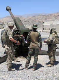 Americký voják školí afghánské vojáky