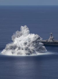 Exploze 18 tun výbušniny u americké letadlové lodi USS Gerald Ford.