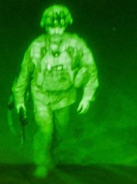 Generálmajor Chris Donahue jako poslední americký voják opouští Afghánistán